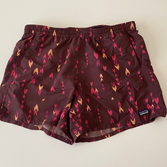 Patagonia Pants - Patagonia 5” baggies women’s size medium EUC maroon chevron